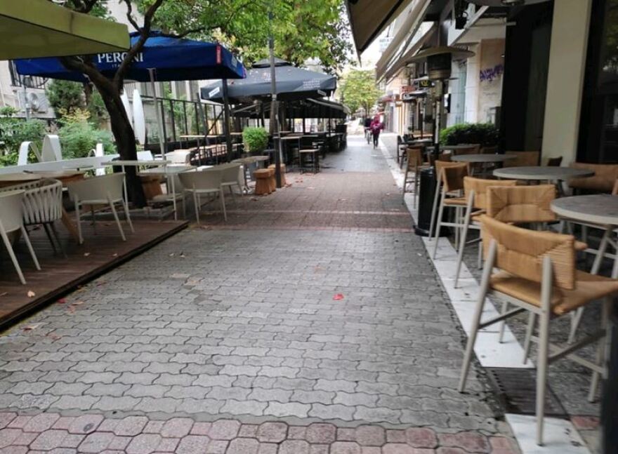 Κατέβασε ρολά η εστίαση, άδειασαν οι πλατείες - Τι ζητούν οι ιδιοκτήτες 