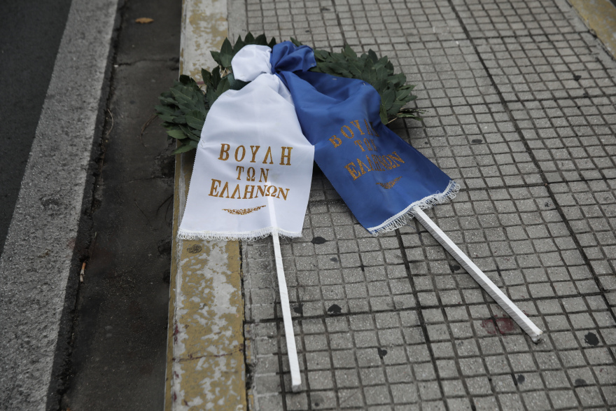 «Μπούλινγκ» από τους μπαχαλάκηδες στο Πολυτεχνείο - Έδιωξαν  βουλευτές και χτύπησαν τον αντιστασιακό Μανιό