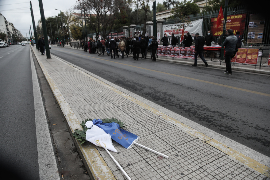 «Μπούλινγκ» από τους μπαχαλάκηδες στο Πολυτεχνείο - Έδιωξαν  βουλευτές και χτύπησαν τον αντιστασιακό Μανιό