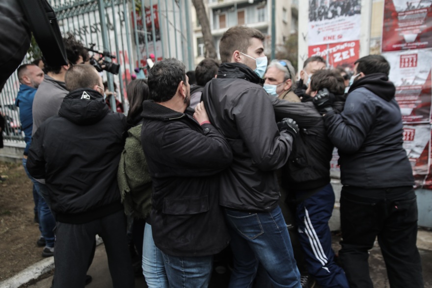 «Μπούλινγκ» από τους μπαχαλάκηδες στο Πολυτεχνείο - Έδιωξαν  βουλευτές και χτύπησαν τον αντιστασιακό Μανιό