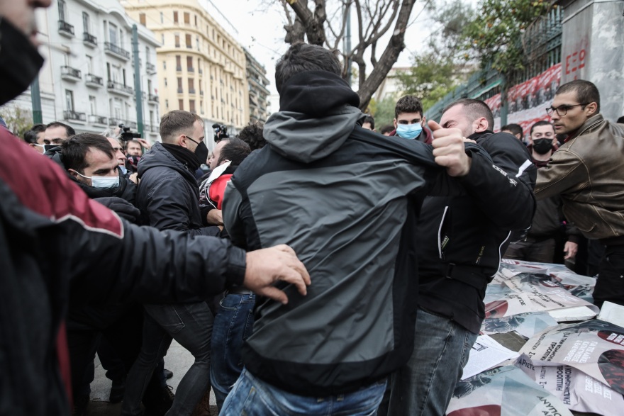 «Μπούλινγκ» από τους μπαχαλάκηδες στο Πολυτεχνείο - Έδιωξαν  βουλευτές και χτύπησαν τον αντιστασιακό Μανιό