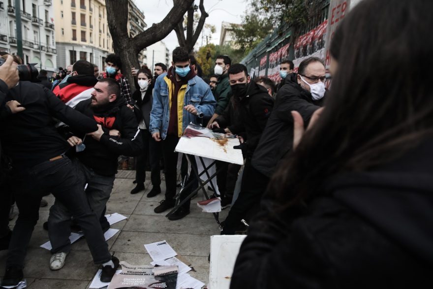 «Μπούλινγκ» από τους μπαχαλάκηδες στο Πολυτεχνείο - Έδιωξαν  βουλευτές και χτύπησαν τον αντιστασιακό Μανιό