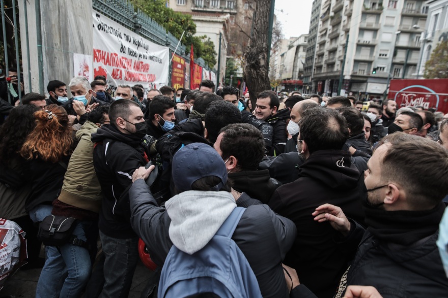 «Μπούλινγκ» από τους μπαχαλάκηδες στο Πολυτεχνείο - Έδιωξαν  βουλευτές και χτύπησαν τον αντιστασιακό Μανιό