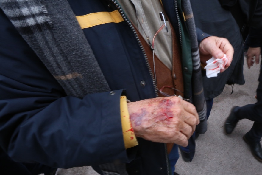 «Μπούλινγκ» από τους μπαχαλάκηδες στο Πολυτεχνείο - Έδιωξαν  βουλευτές και χτύπησαν τον αντιστασιακό Μανιό