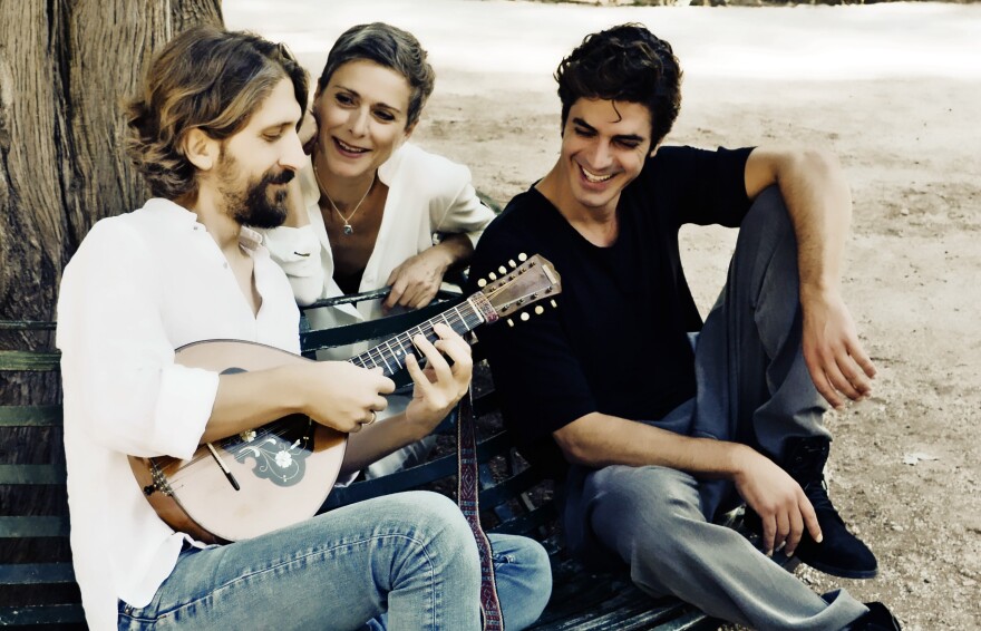 Οι «Άγριες Μέλισσες» τραγουδούν στο Γυάλινο Μουσικό Θέατρο 