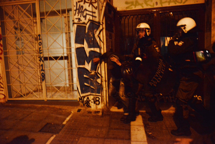 Πορεία για το Πολυτεχνείο: Πετροπόλεμος και προσαγωγές στα Εξάρχεια - Βίντεο