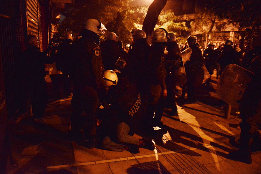 Πορεία για το Πολυτεχνείο: Πετροπόλεμος και προσαγωγές στα Εξάρχεια - Βίντεο