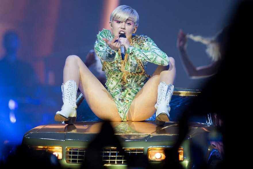 Η Sophia Urista δεν είναι η πρώτη: Οι πιο απίθανα σιχαμερές στιγμές από τη (βρώμικη) ιστορία του ροκ