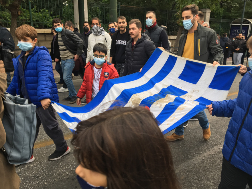 Πολυτεχνείο: Στα χέρια μικρών παιδιών η αιματοβαμμένη σημαία