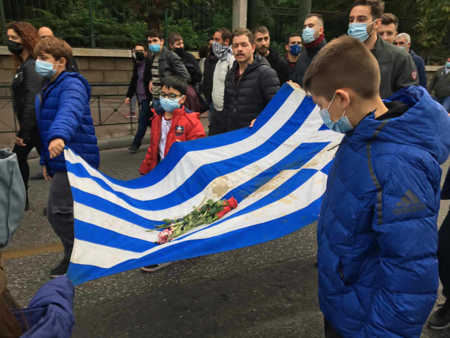Πολυτεχνείο: Στα χέρια μικρών παιδιών η αιματοβαμμένη σημαία