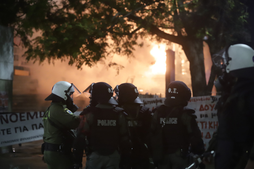 Πολυτεχνείο: Επεισόδια με «βροχή» από μολότοφ έξω από το Αριστοτέλειο στη Θεσσαλονίκη