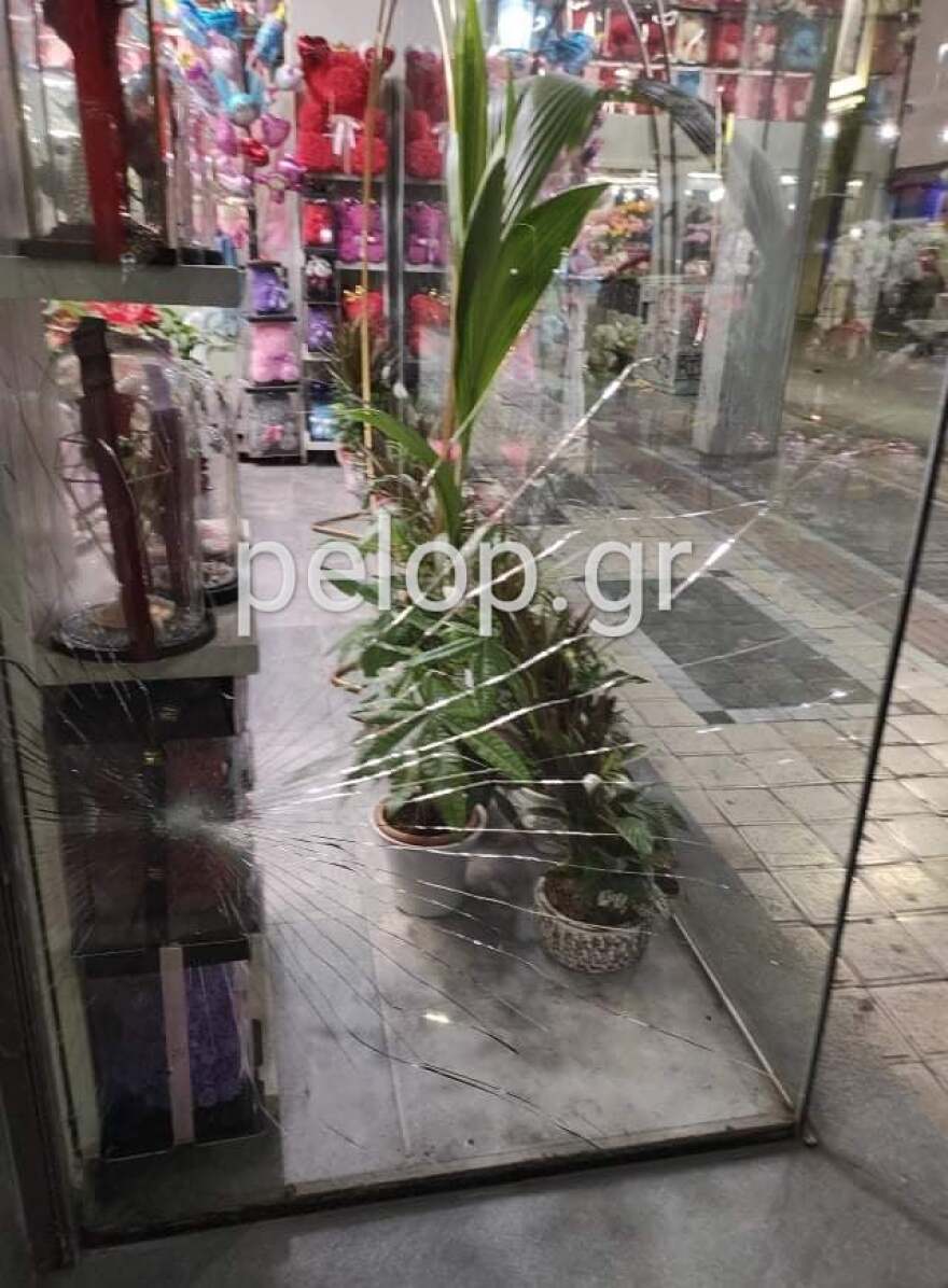 Πολυτεχνείο: Μολότοφ και πέτρες κατά αστυνομικών πέταξαν διαδηλωτές στην πορεία της Πάτρας