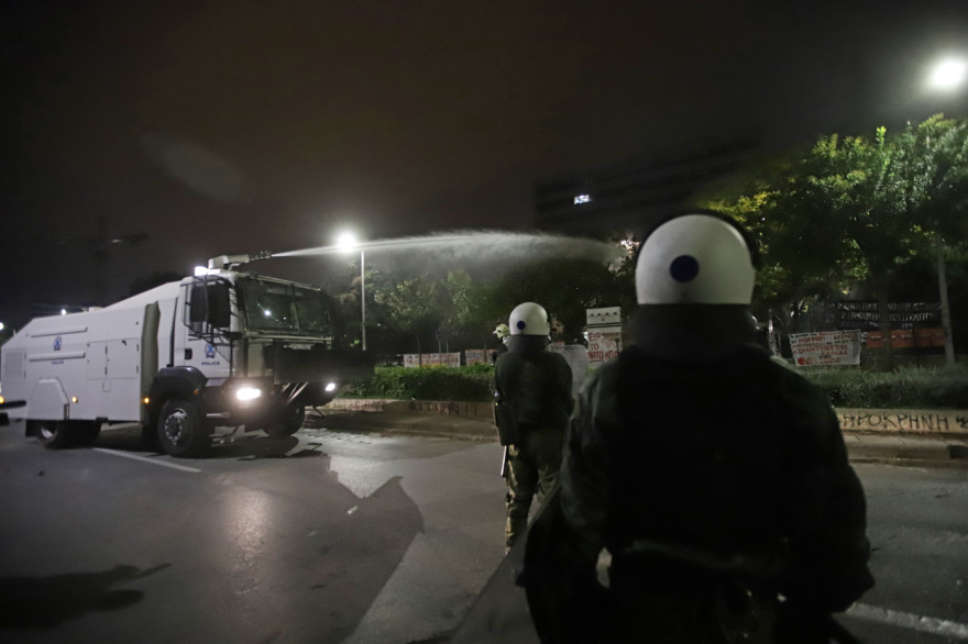 Πολυτεχνείο: Επεισόδια με «βροχή» από μολότοφ έξω από το Αριστοτέλειο στη Θεσσαλονίκη