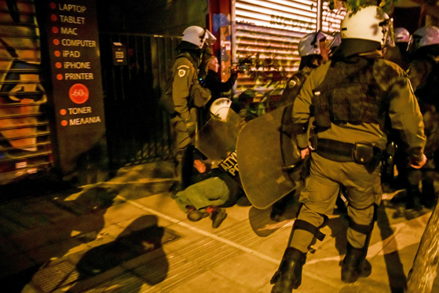 Δέκα συλλήψεις για τα επεισόδια σε Αθήνα και Θεσσαλονίκη μετά την πορεία για το Πολυτεχνείο