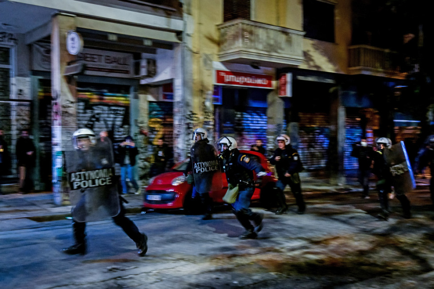 Δέκα συλλήψεις για τα επεισόδια σε Αθήνα και Θεσσαλονίκη μετά την πορεία για το Πολυτεχνείο