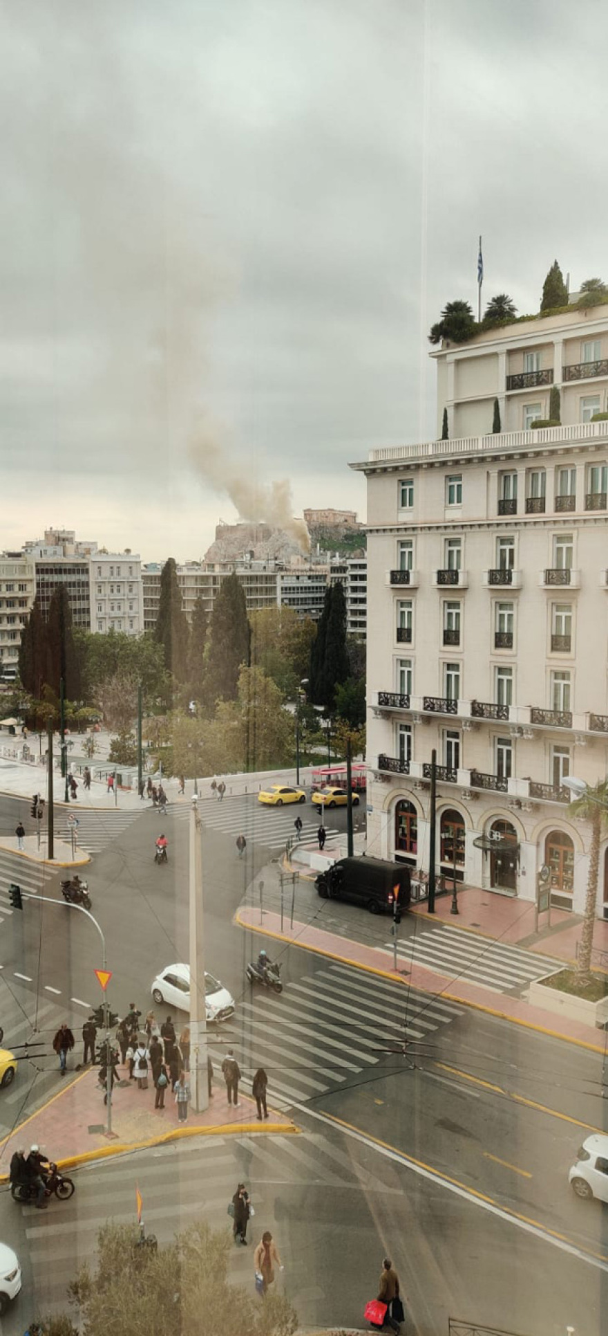Φωτιά σε εστιατόριο στην οδό Μητροπόλεως, στο κέντρο της Αθήνας 