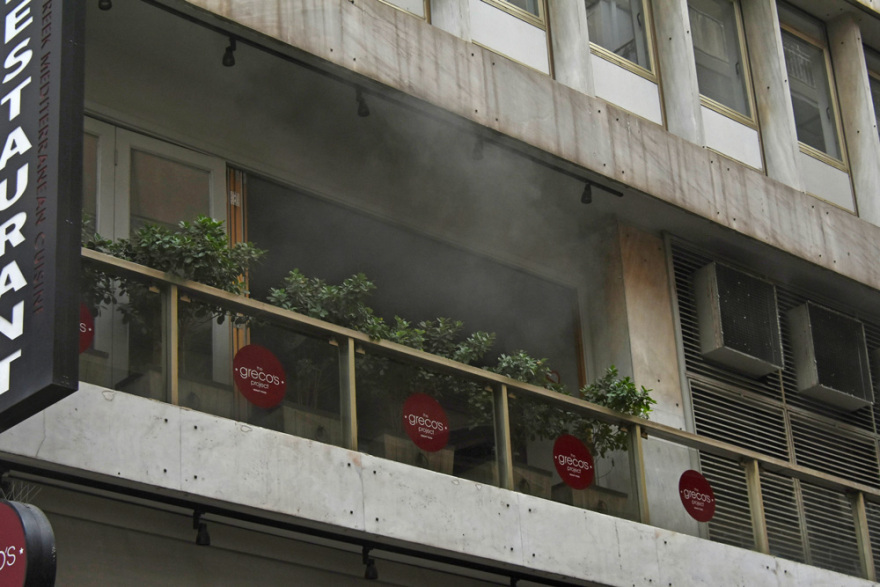 Φωτιά σε εστιατόριο στην οδό Μητροπόλεως, στο κέντρο της Αθήνας 