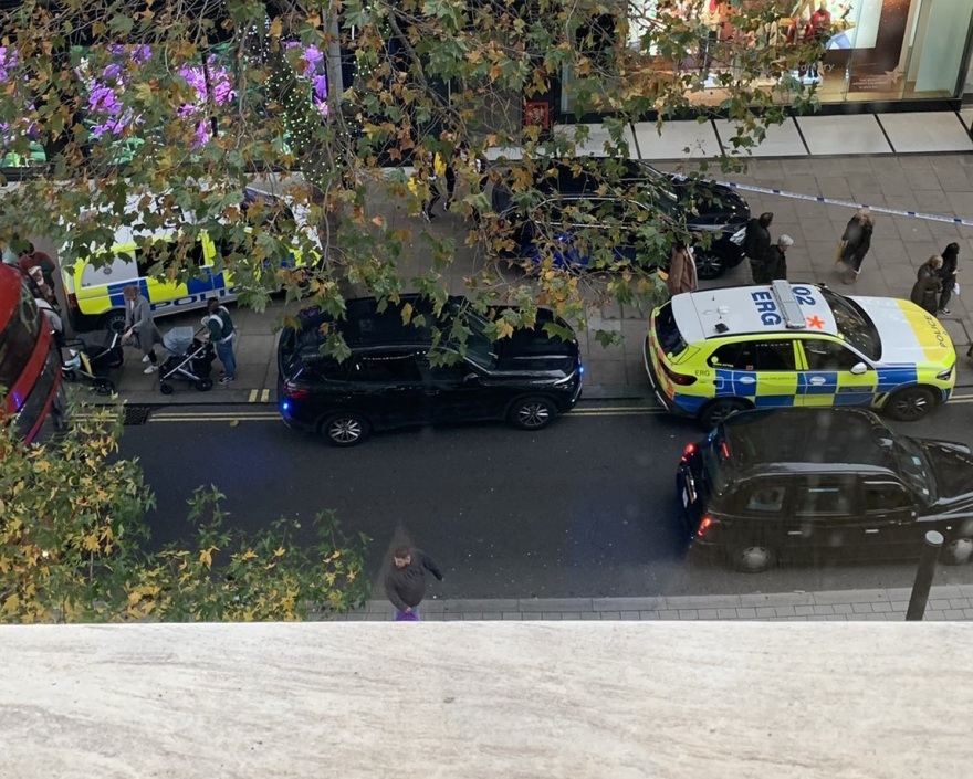 Συναγερμός στην Oxford Street: Εκκενώθηκε κατάστημα λόγω αναφορών για άντρα που κρατούσε μαχαίρι