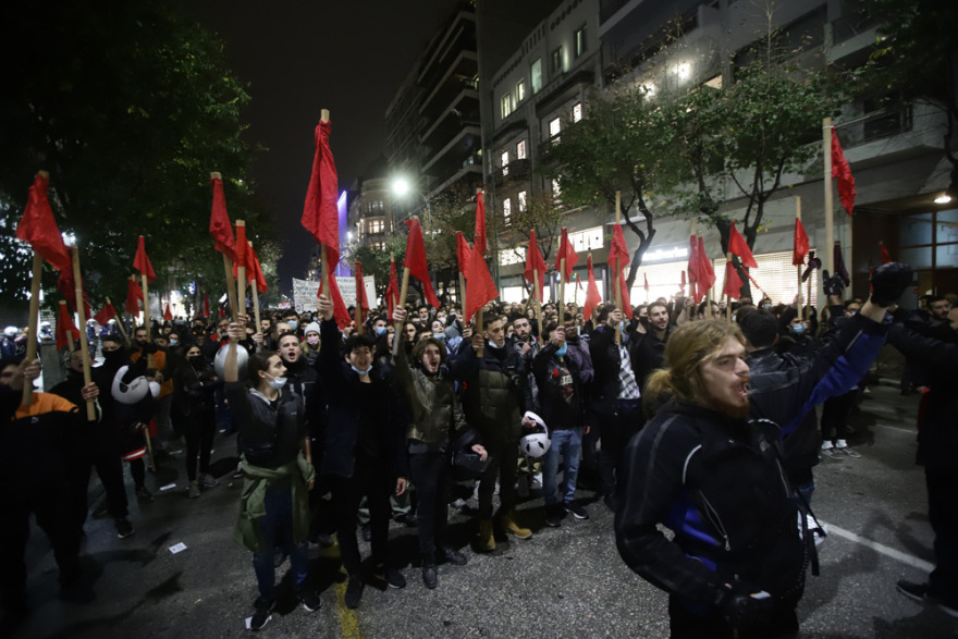 Δέκα συλλήψεις για τα επεισόδια σε Αθήνα και Θεσσαλονίκη μετά την πορεία για το Πολυτεχνείο