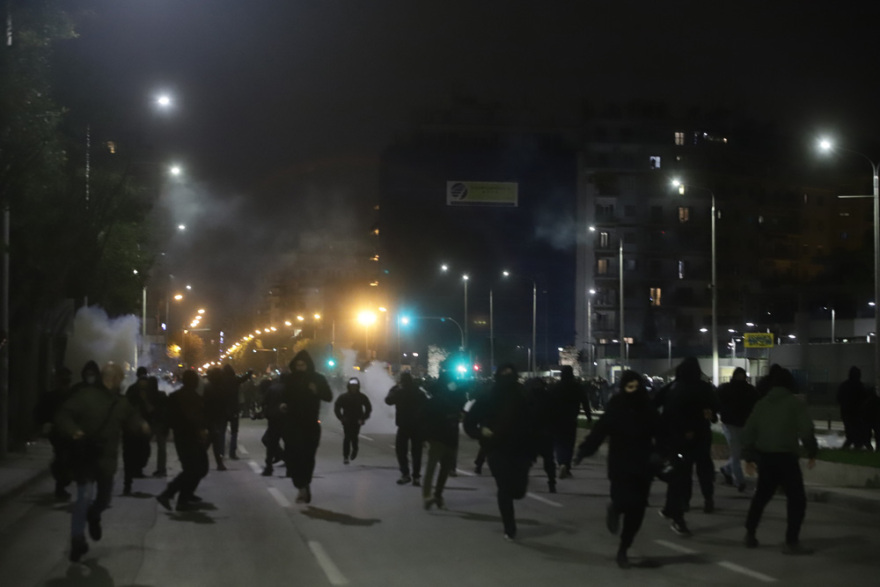 Δέκα συλλήψεις για τα επεισόδια σε Αθήνα και Θεσσαλονίκη μετά την πορεία για το Πολυτεχνείο