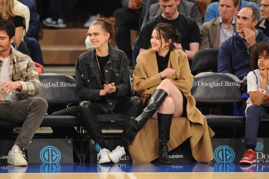 Το γλυκό φιλί των Σελένα Γκομεζ και Κάρα Ντελεβίν στον αγώνα των Νικς στη Νέα Υόρκη - Δείτε βίντεο