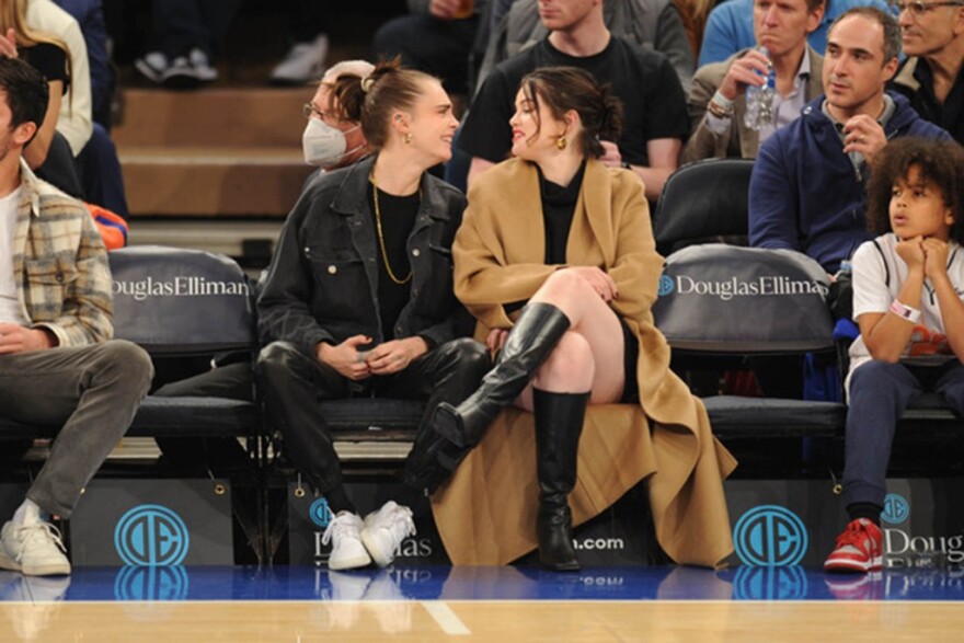 Το γλυκό φιλί των Σελένα Γκομεζ και Κάρα Ντελεβίν στον αγώνα των Νικς στη Νέα Υόρκη - Δείτε βίντεο