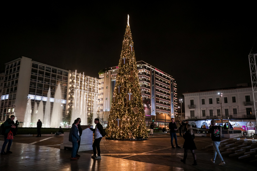 Χριστούγεννα 2021: Δείτε βίντεο και φωτογραφίες από τον γιορτινό στολισμό της Αθήνας