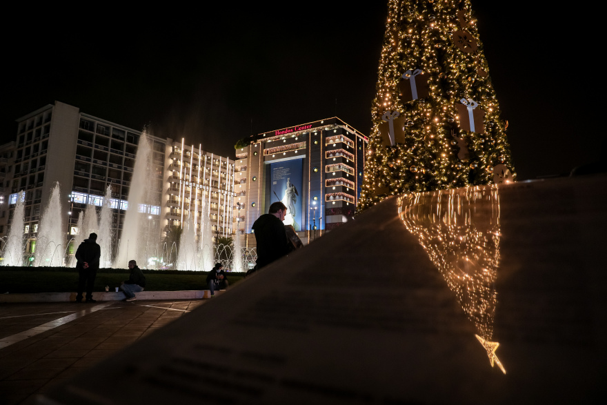 Χριστούγεννα 2021: Δείτε βίντεο και φωτογραφίες από τον γιορτινό στολισμό της Αθήνας