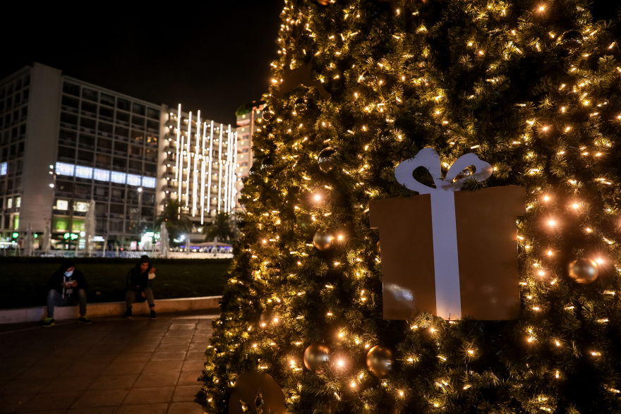Χριστούγεννα 2021: Δείτε βίντεο και φωτογραφίες από τον γιορτινό στολισμό της Αθήνας