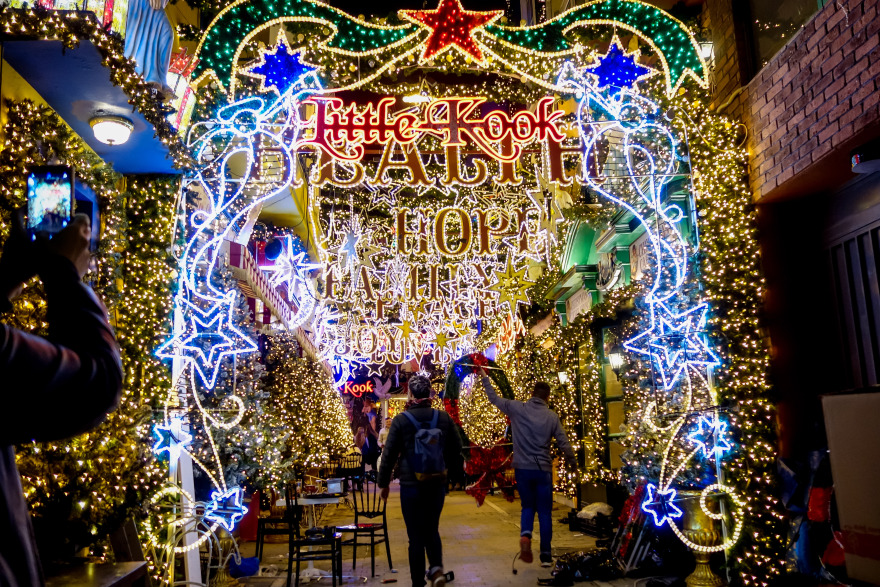 Χριστούγεννα 2021: Δείτε βίντεο και φωτογραφίες από τον γιορτινό στολισμό της Αθήνας