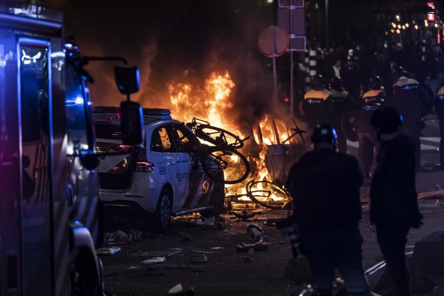 Ολλανδία: Επεισόδια με επτά τραυματίες και δεκάδες συλλήψεις σε διαδήλωση κατά των μέτρων για την πανδημία