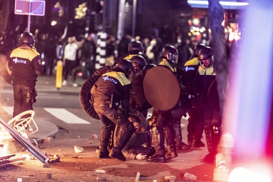 Ολλανδία: Επεισόδια με επτά τραυματίες και δεκάδες συλλήψεις σε διαδήλωση κατά των μέτρων για την πανδημία