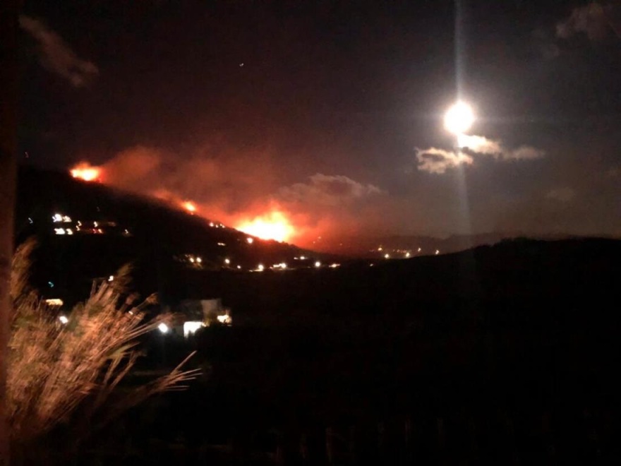 Σε ύφεση η φωτιά στην Τήνο - Νωρίτερα δόθηκε εντολή ετοιμότητας από το 112 για τρεις οικισμούς