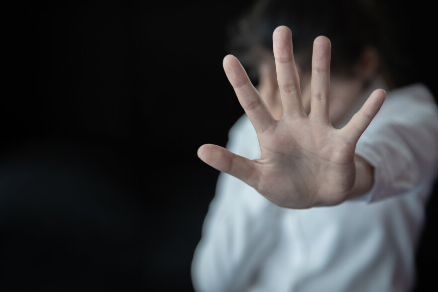 #metoo: Ως ύποπτος για βιασμό κατά συρροή κλήθηκε 40χρονος ηθοποιός από τον εισαγγελέα  