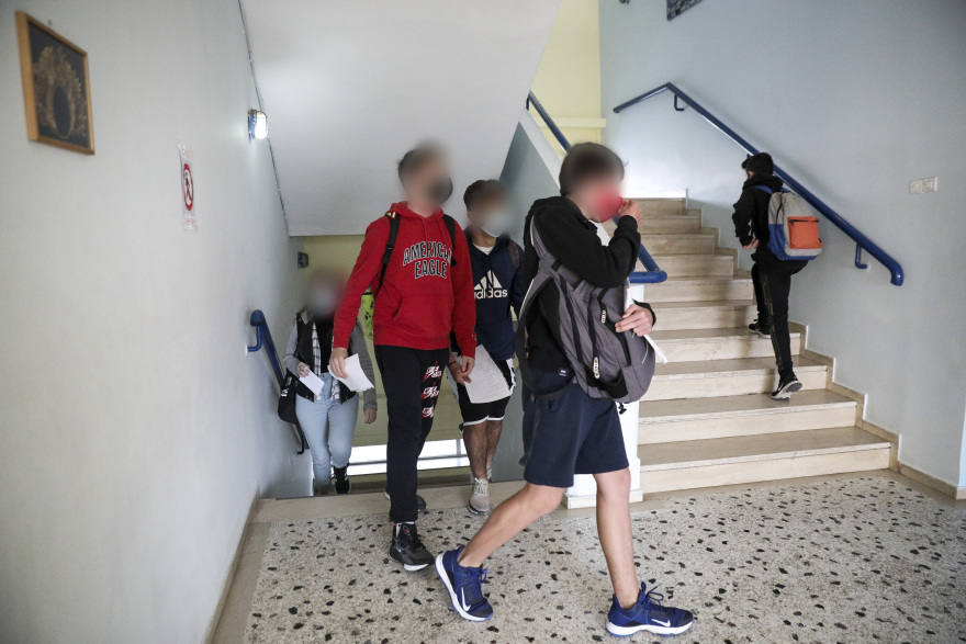 Παιδιά και έφηβοι το 1 στα 4 κρούσματα, αλλά μόλις 15 σχολικά τμήματα σε σύνολο 80.000 βρίσκονται σε αναστολή