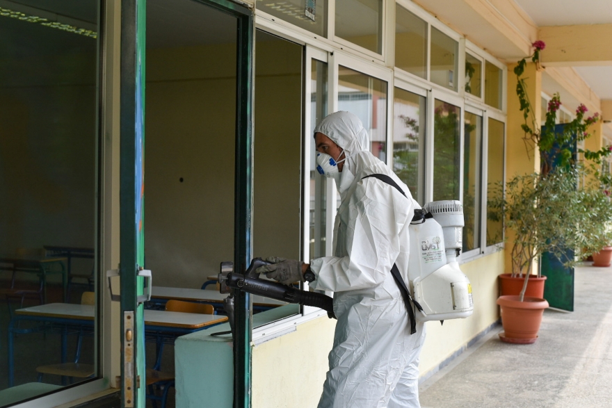 Παιδιά και έφηβοι το 1 στα 4 κρούσματα, αλλά μόλις 15 σχολικά τμήματα σε σύνολο 80.000 βρίσκονται σε αναστολή