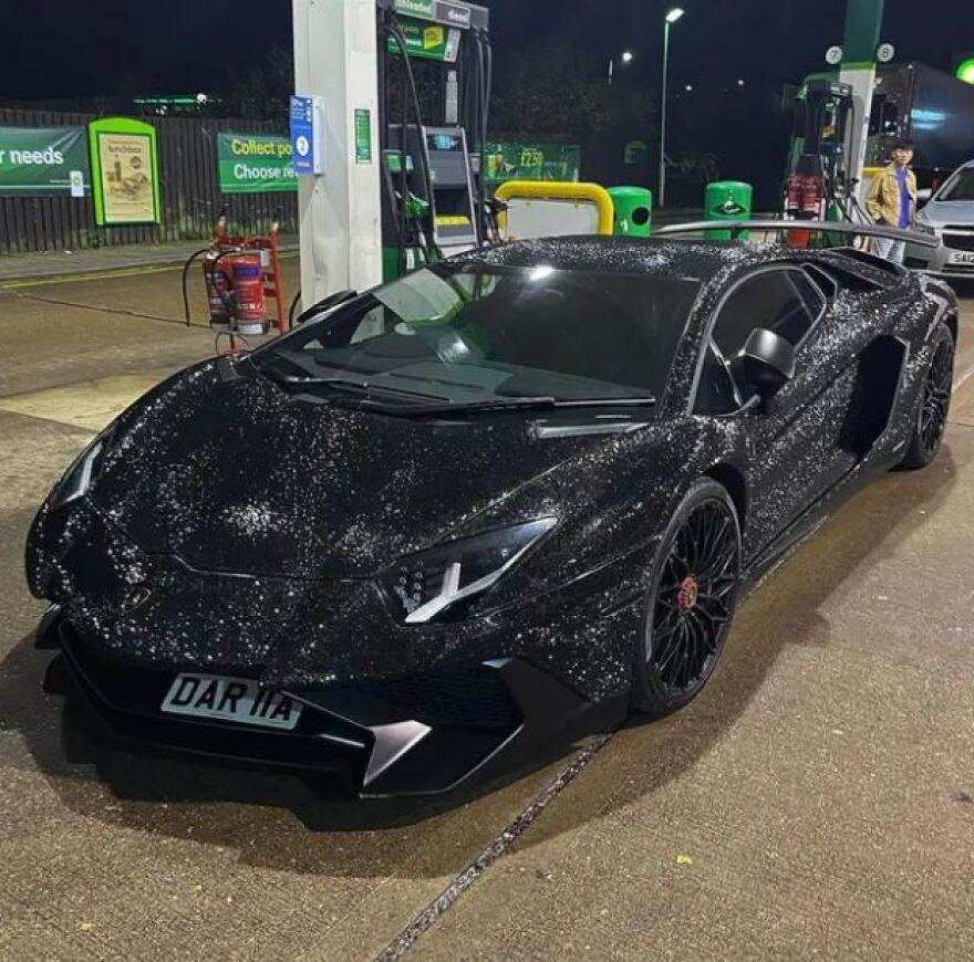 Έγινε «καλοκαιρινή» μια Lamborghini καλυμμένη με Swarovski αξίας 270.000 λιρών