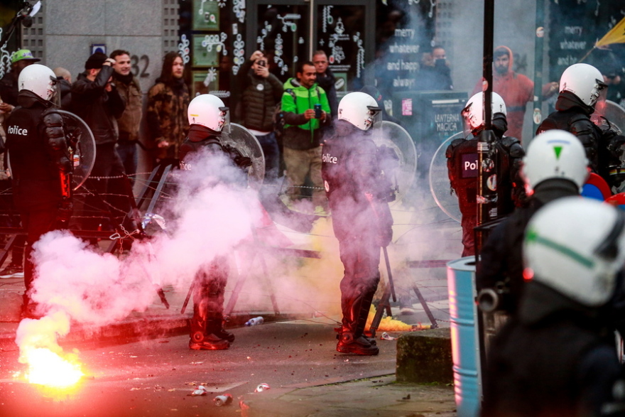 Χάος στο Βέλγιο από τα σοβαρά επεισόδια σε διαδηλώσεις κατά των μέτρων για τον κορωνοϊό