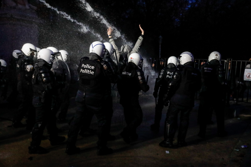 Χάος στο Βέλγιο από τα σοβαρά επεισόδια σε διαδηλώσεις κατά των μέτρων για τον κορωνοϊό