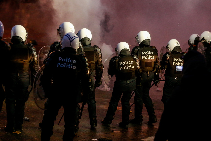 Χάος στο Βέλγιο από τα σοβαρά επεισόδια σε διαδηλώσεις κατά των μέτρων για τον κορωνοϊό