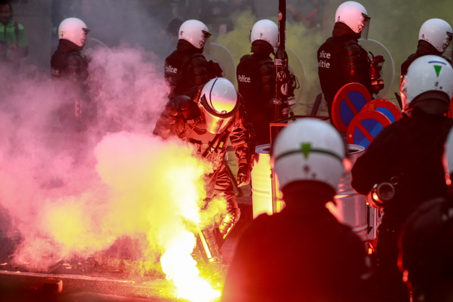 Χάος στο Βέλγιο από τα σοβαρά επεισόδια σε διαδηλώσεις κατά των μέτρων για τον κορωνοϊό