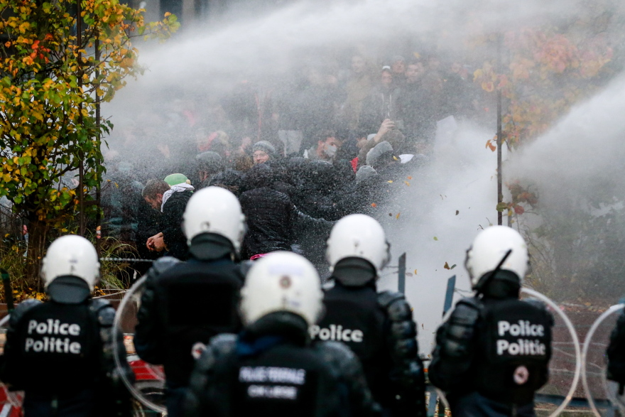 Χάος στο Βέλγιο από τα σοβαρά επεισόδια σε διαδηλώσεις κατά των μέτρων για τον κορωνοϊό