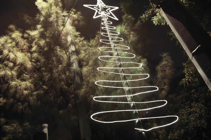 Τα γιορτινά της φόρεσε η Αθήνα, στολίστηκε το χριστουγεννιάτικο δέντρο στο Σύνταγμα - Βίντεο και φωτογραφίες