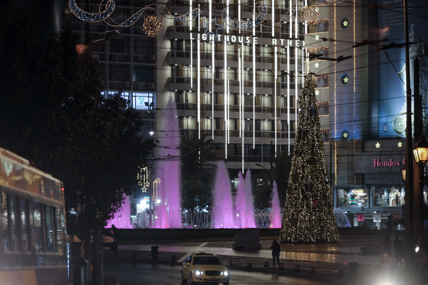 Τα γιορτινά της φόρεσε η Αθήνα, στολίστηκε το χριστουγεννιάτικο δέντρο στο Σύνταγμα - Βίντεο και φωτογραφίες