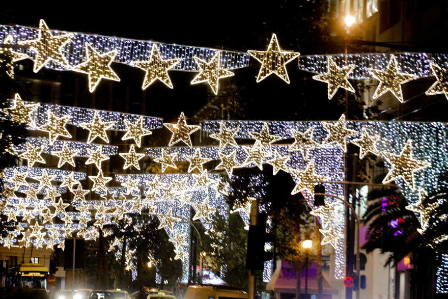 Τα γιορτινά της φόρεσε η Αθήνα, στολίστηκε το χριστουγεννιάτικο δέντρο στο Σύνταγμα - Βίντεο και φωτογραφίες