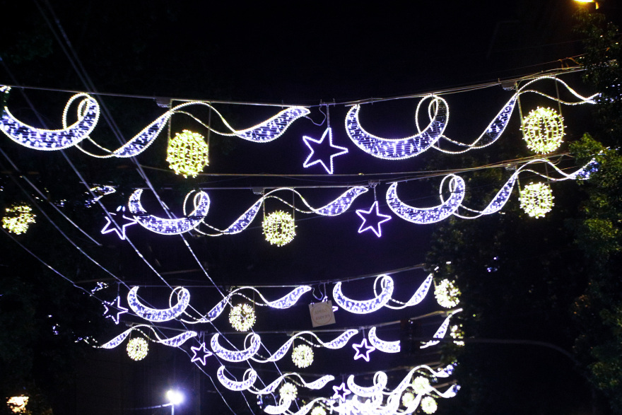 Τα γιορτινά της φόρεσε η Αθήνα, στολίστηκε το χριστουγεννιάτικο δέντρο στο Σύνταγμα - Βίντεο και φωτογραφίες