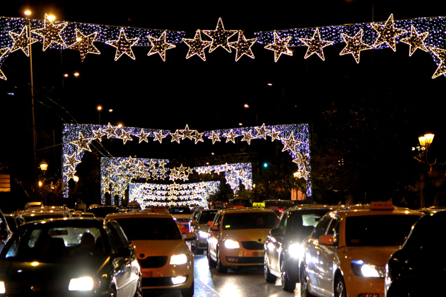 Τα γιορτινά της φόρεσε η Αθήνα, στολίστηκε το χριστουγεννιάτικο δέντρο στο Σύνταγμα - Βίντεο και φωτογραφίες