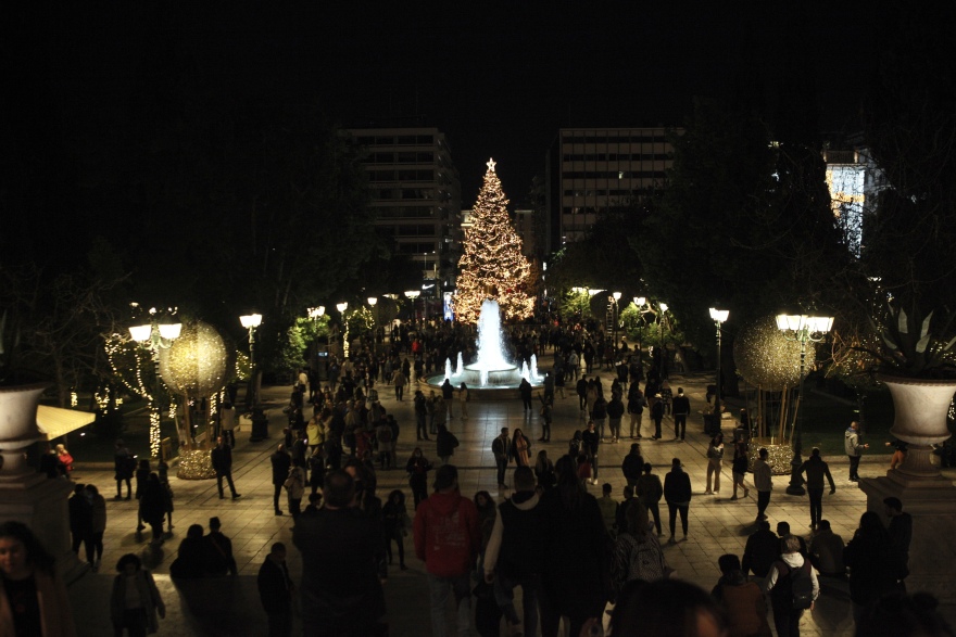 Τα γιορτινά της φόρεσε η Αθήνα, στολίστηκε το χριστουγεννιάτικο δέντρο στο Σύνταγμα - Βίντεο και φωτογραφίες