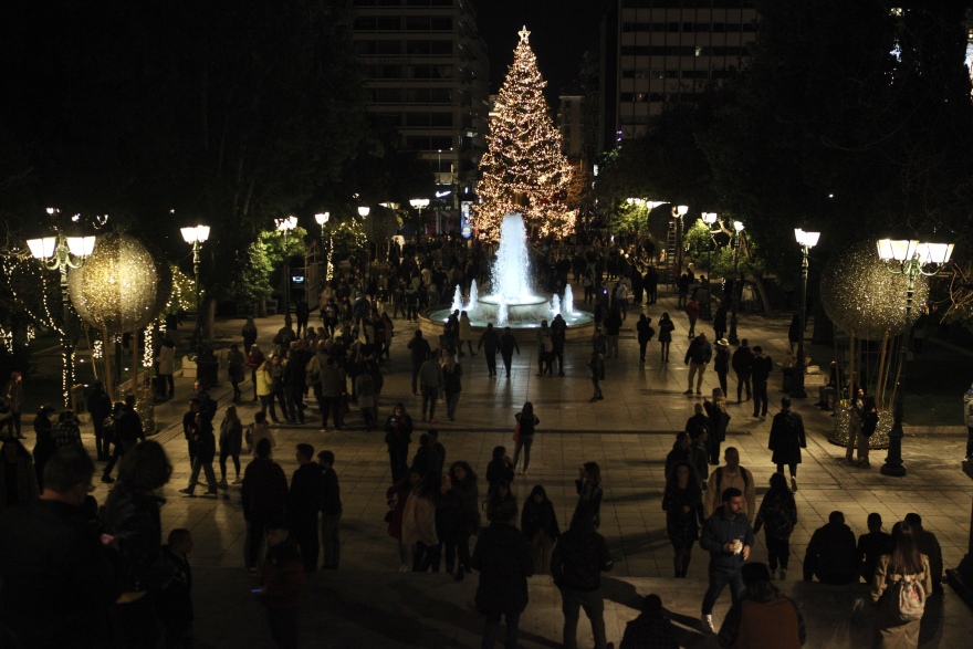 Τα γιορτινά της φόρεσε η Αθήνα, στολίστηκε το χριστουγεννιάτικο δέντρο στο Σύνταγμα - Βίντεο και φωτογραφίες