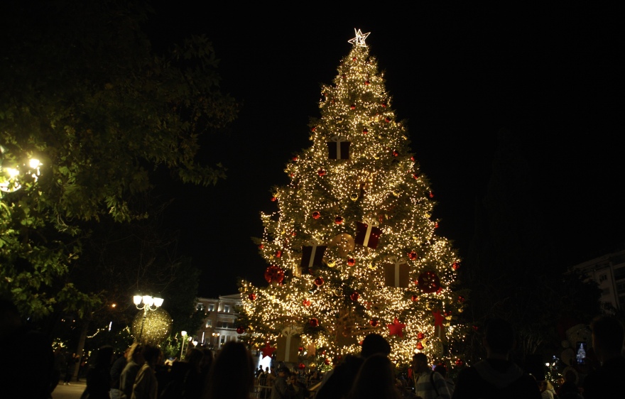 Τα γιορτινά της φόρεσε η Αθήνα, στολίστηκε το χριστουγεννιάτικο δέντρο στο Σύνταγμα - Βίντεο και φωτογραφίες